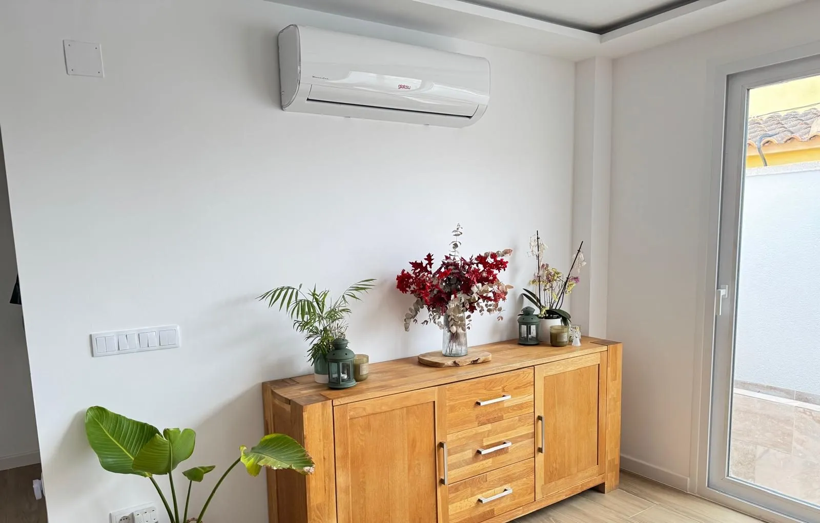 Salón con equipo de aire acondicionado tipo split instalado en la pared