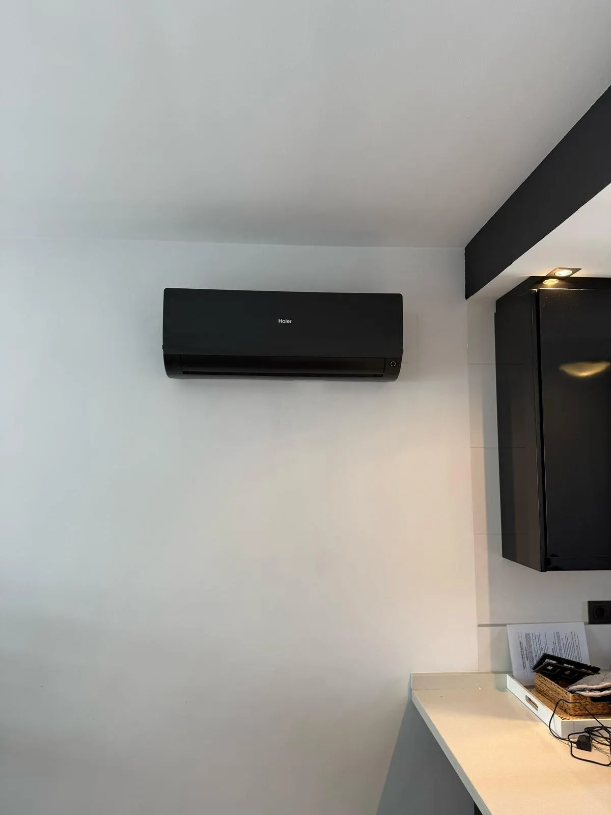Equipo de aire acondicionado split instalado en una pared blanca