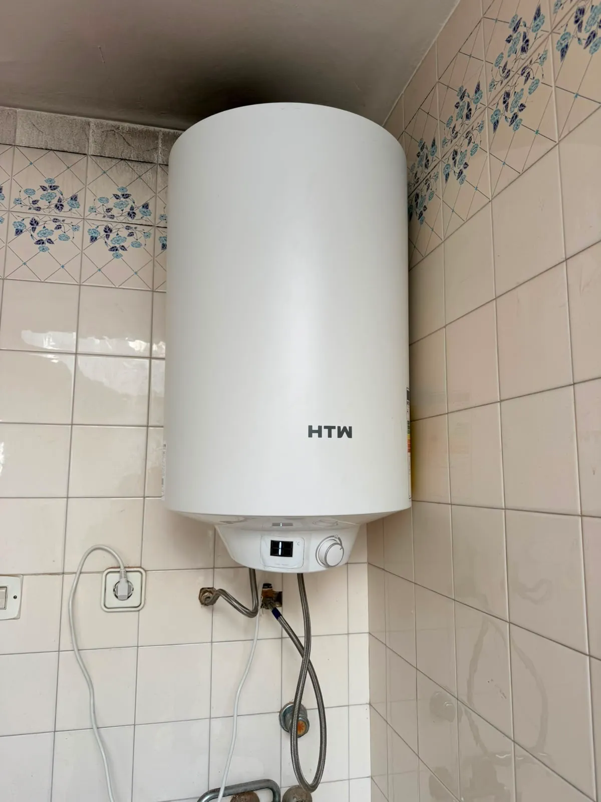 Termo eléctrico instalado con sus conexiones de fontanería